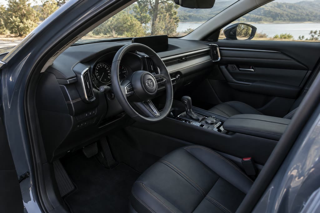 Mazda CX-50 у жилого квартала после заказа из Китая