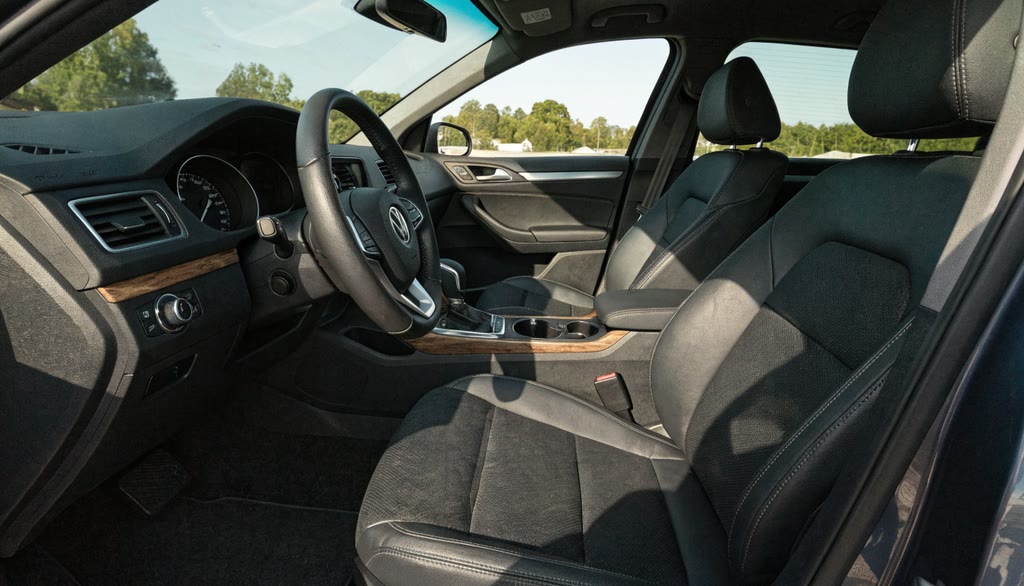 Чёрный салон Volkswagen Sagitar через водительскую дверь для заказа из Китая