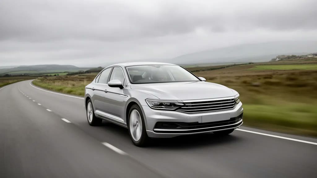 Volkswagen Passat на загородном шоссе — автомобиль для заказа Серебристый автомобиль Volkswagen Passat на загородном шоссе для заказа