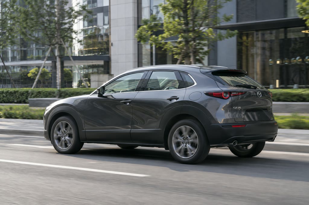 Mazda CX-30 в городе — авто из Китая под заказ Mazda CX-30 на городской улице после заказа из Китая